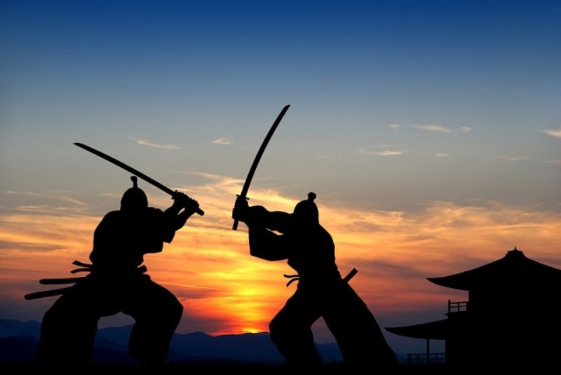 Mơ thấy nhiều đao kiếm giết người cho thấy bạn sắp có quý nhân phù trợ.